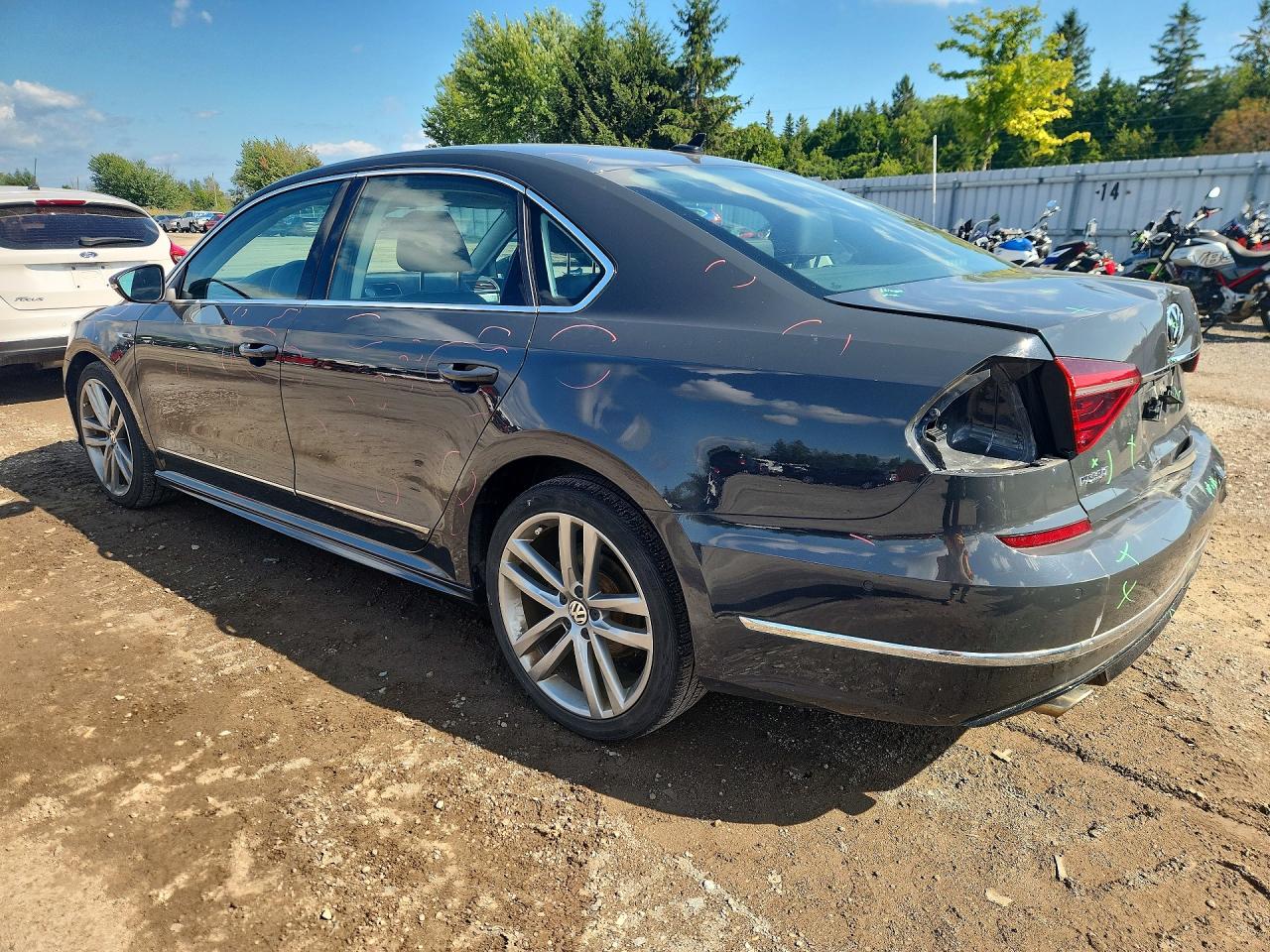 2017 VOLKSWAGEN PASSAT HIGHLINE W/ R-LINE — снимка 2
