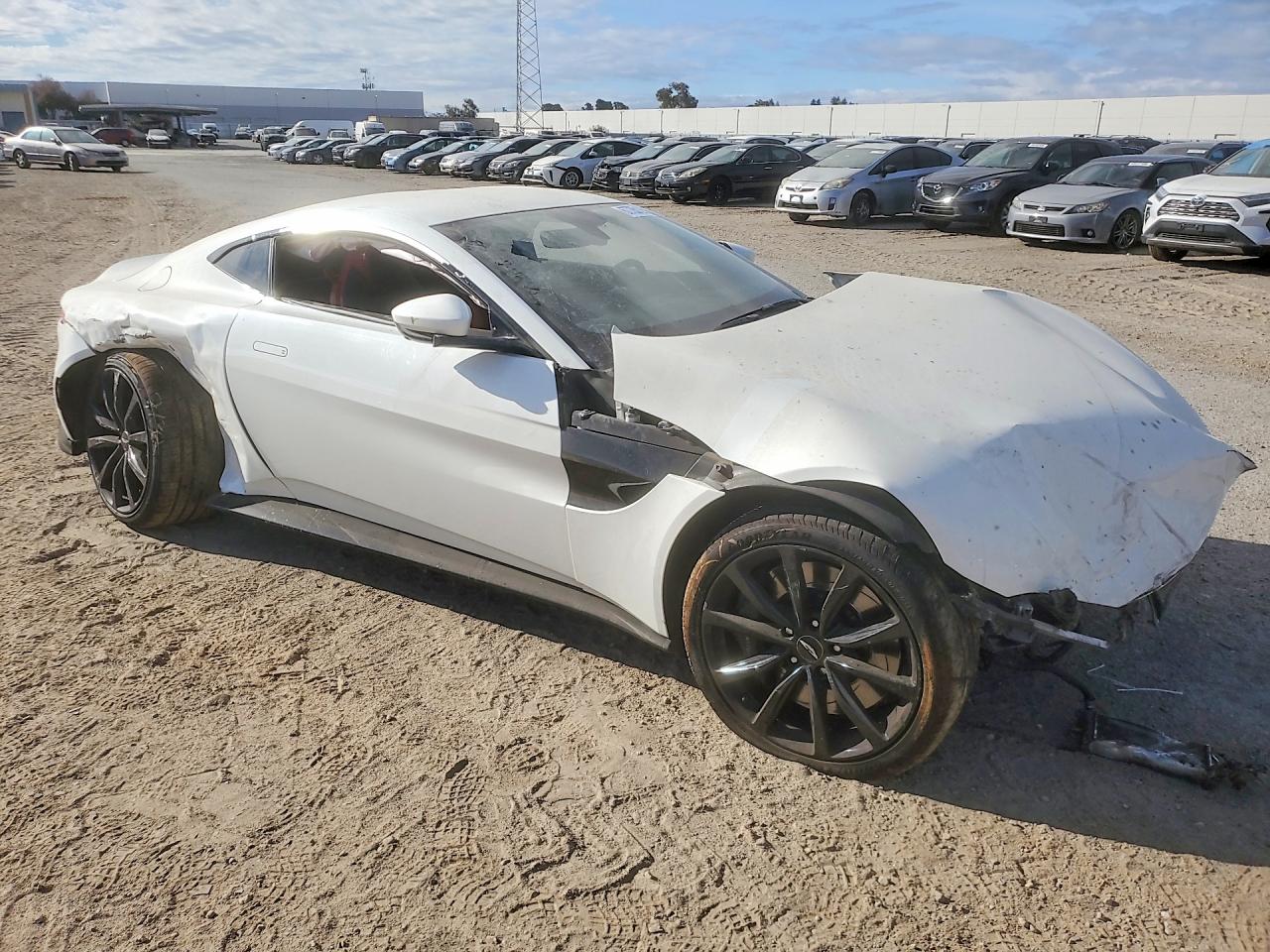 2019 ASTON MARTIN VANTAGE — photo 4