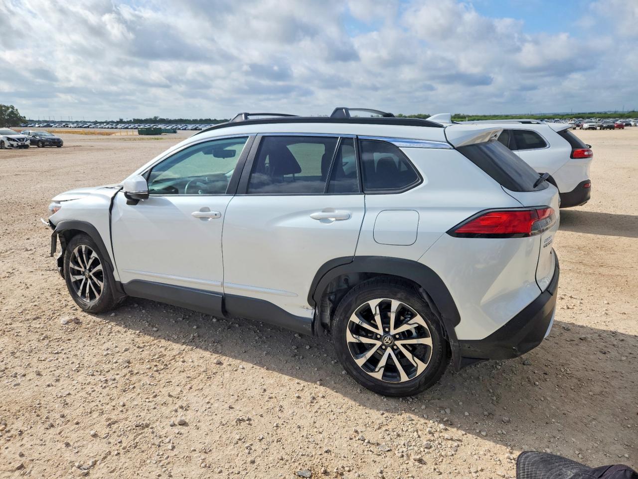 2024 TOYOTA COROLLA CROSS XLE — снимка 2