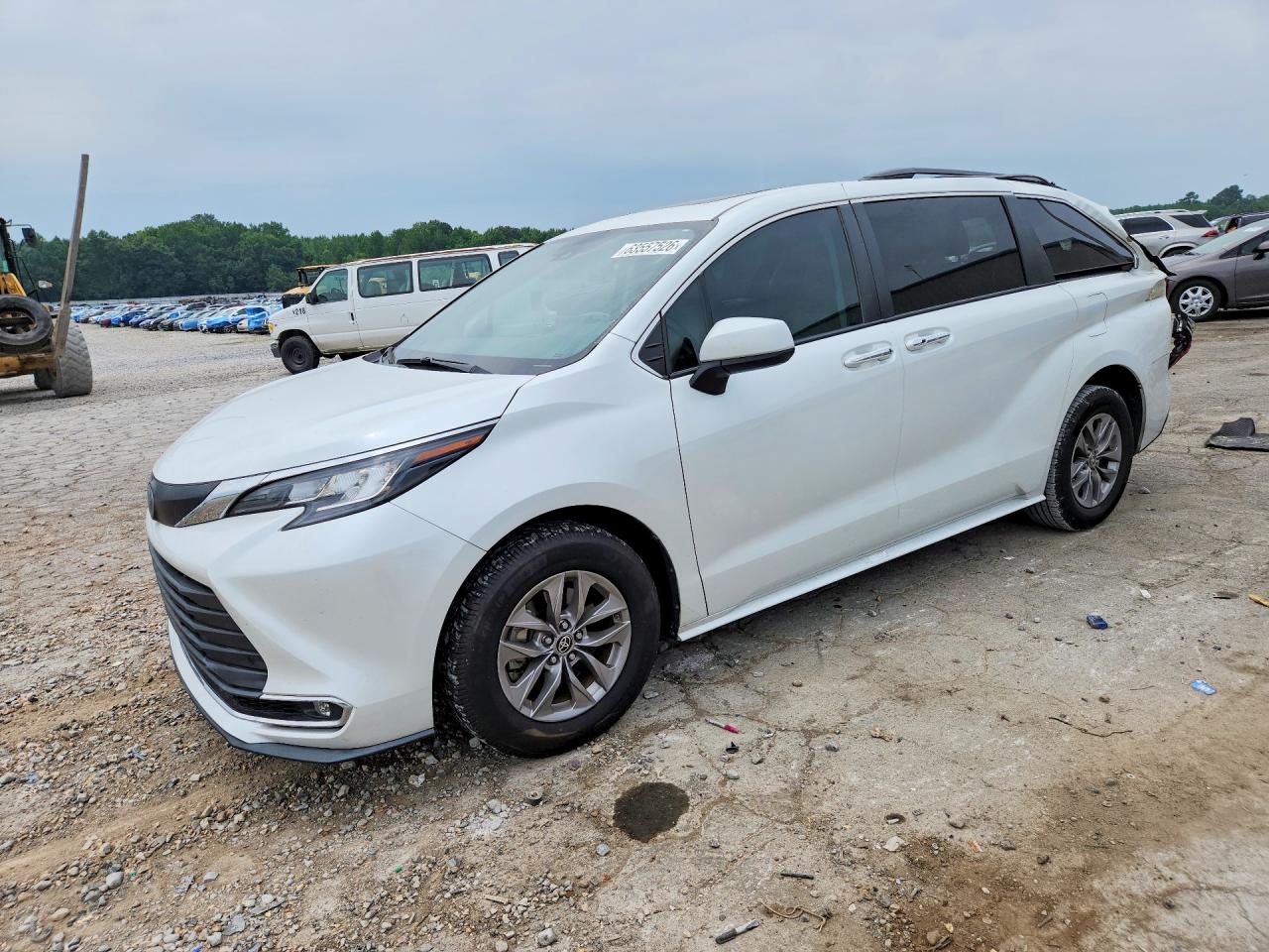 2022 TOYOTA SIENNA XLE