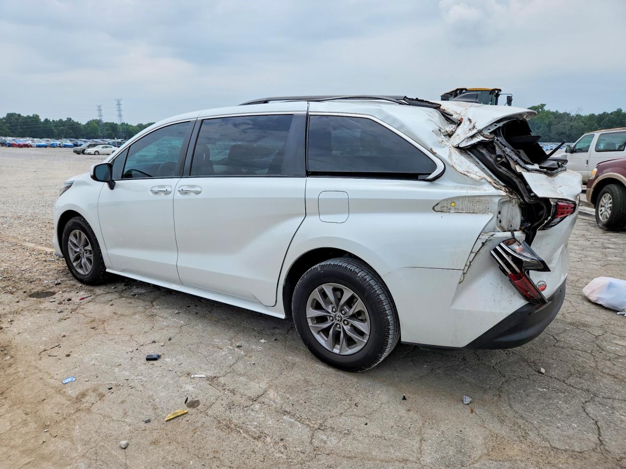 2022 TOYOTA SIENNA XLE — снимка 2