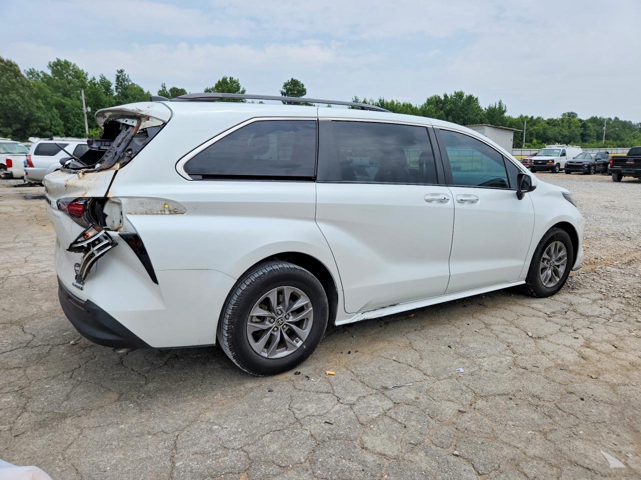 2022 TOYOTA SIENNA XLE — снимка 3
