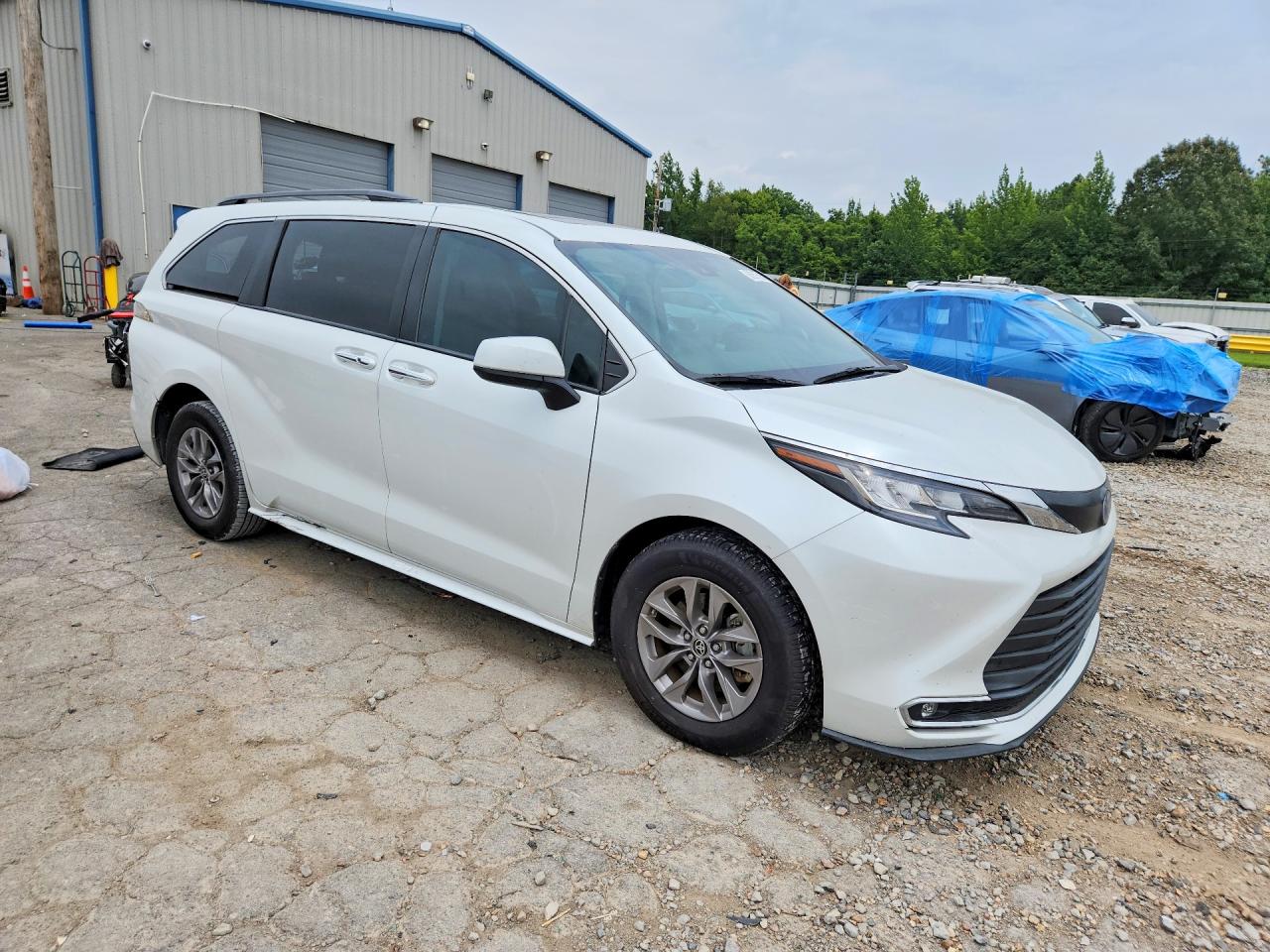 2022 TOYOTA SIENNA XLE — снимка 4