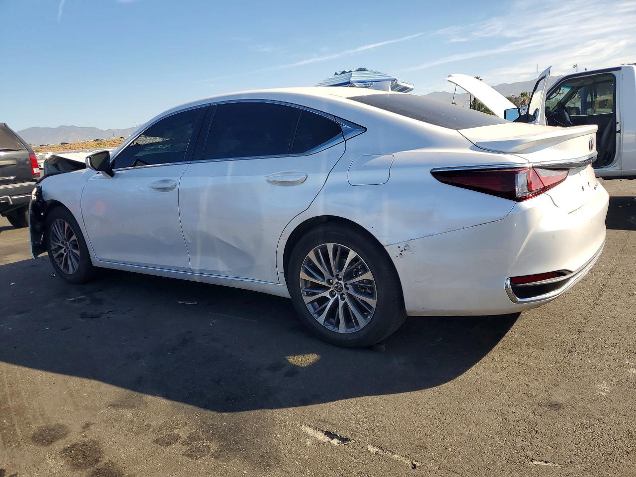 2025 LEXUS ES 300H BASE — снимка 2