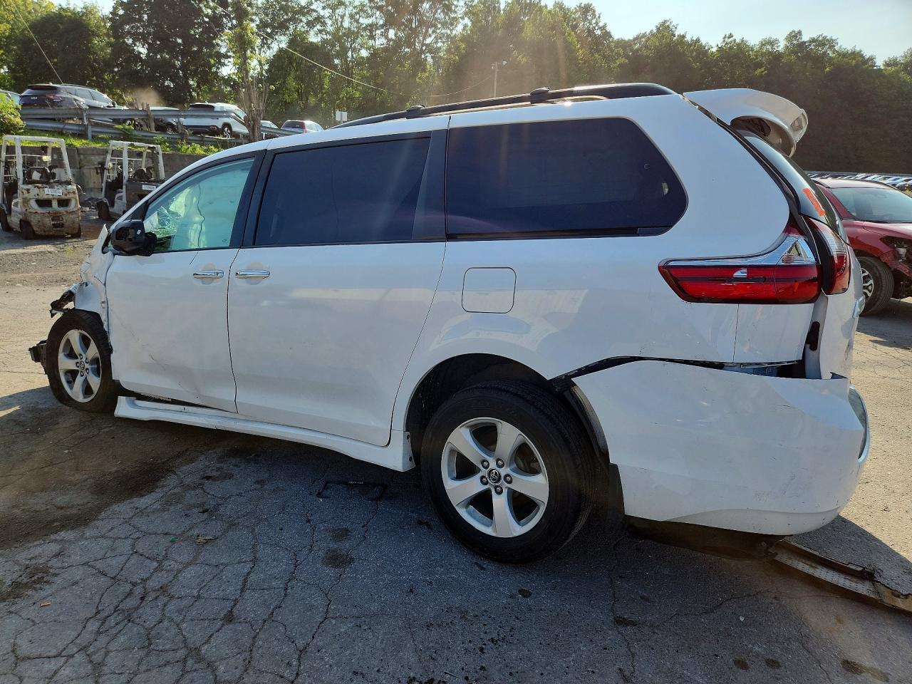 2019 TOYOTA SIENNA LE — снимка 2