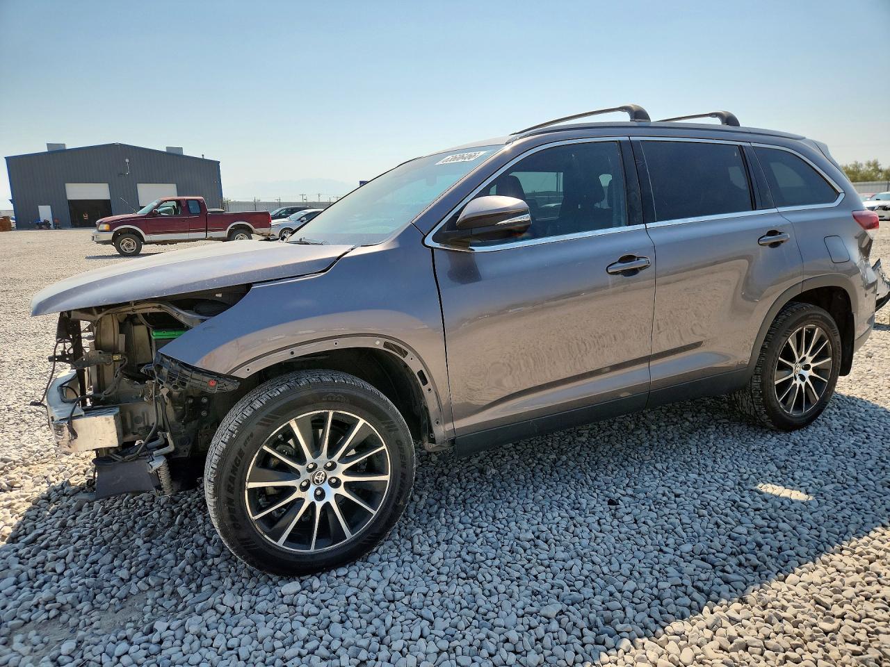 2019 TOYOTA HIGHLANDER SE