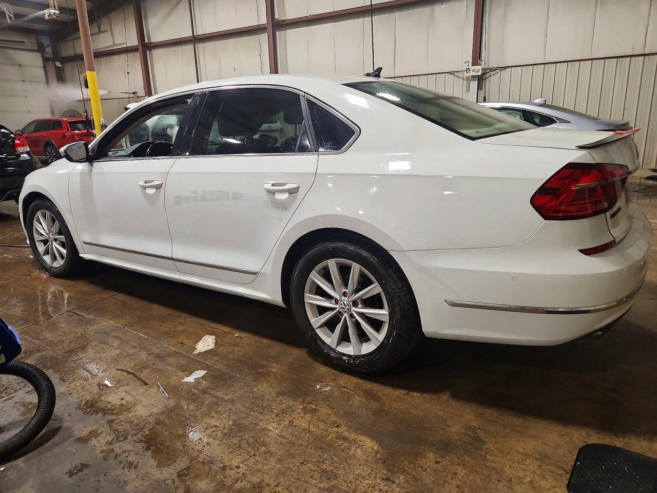 2017 VOLKSWAGEN PASSAT SEL PREMIUM — снимка 2