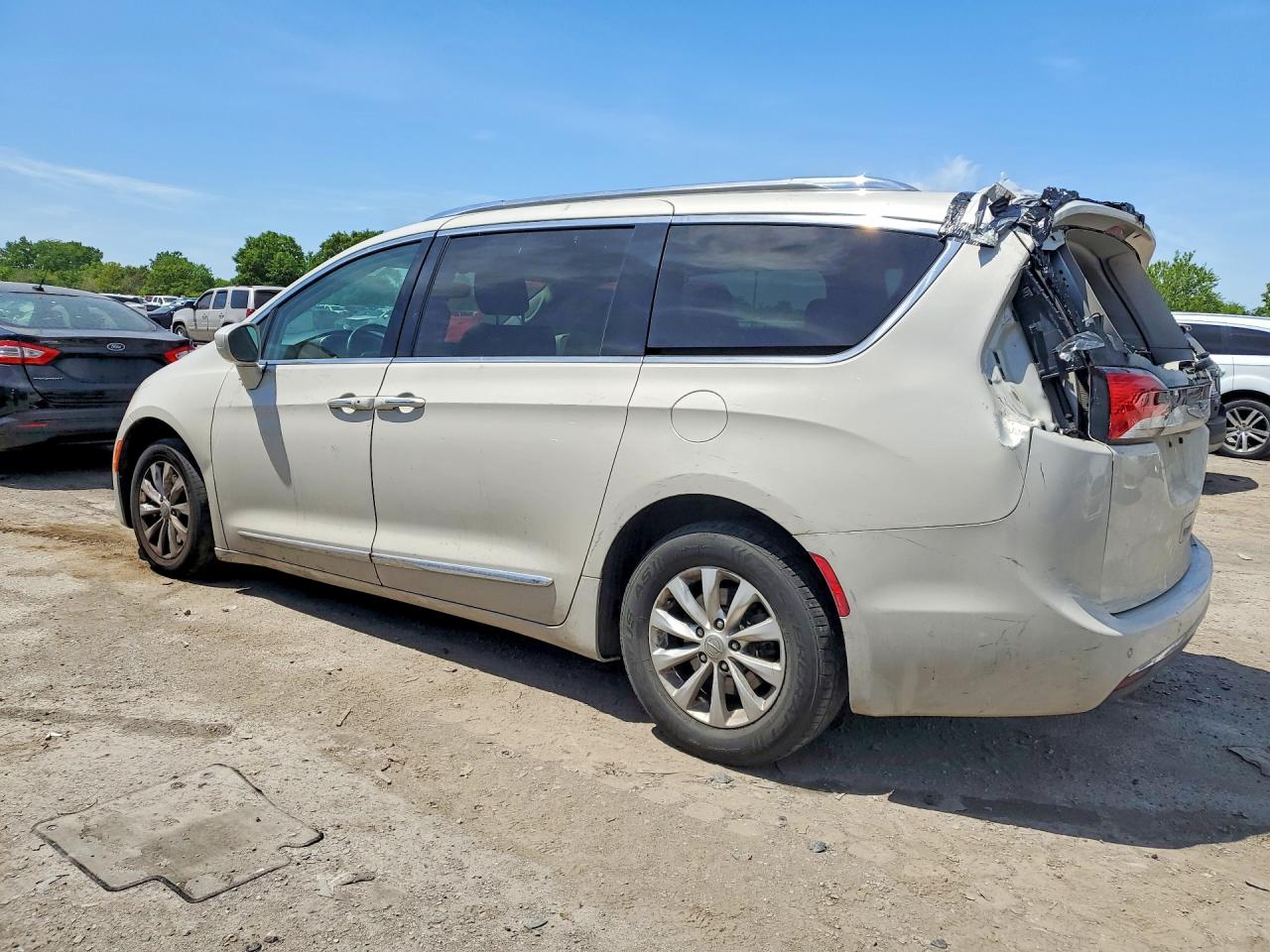 2019 CHRYSLER PACIFICA TOURING L — снимка 2