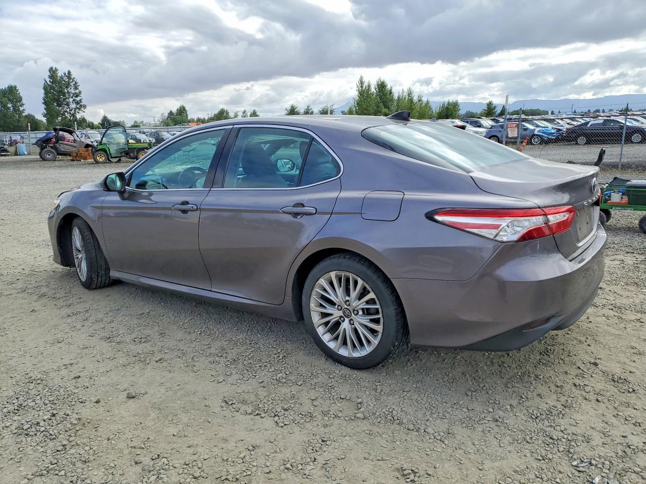 2019 TOYOTA CAMRY XLE — снимка 2