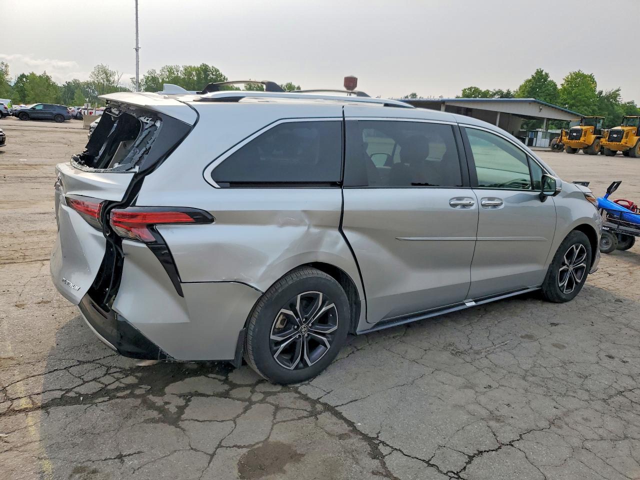 2025 TOYOTA SIENNA PLATINUM 7-PASSENGER — снимка 3