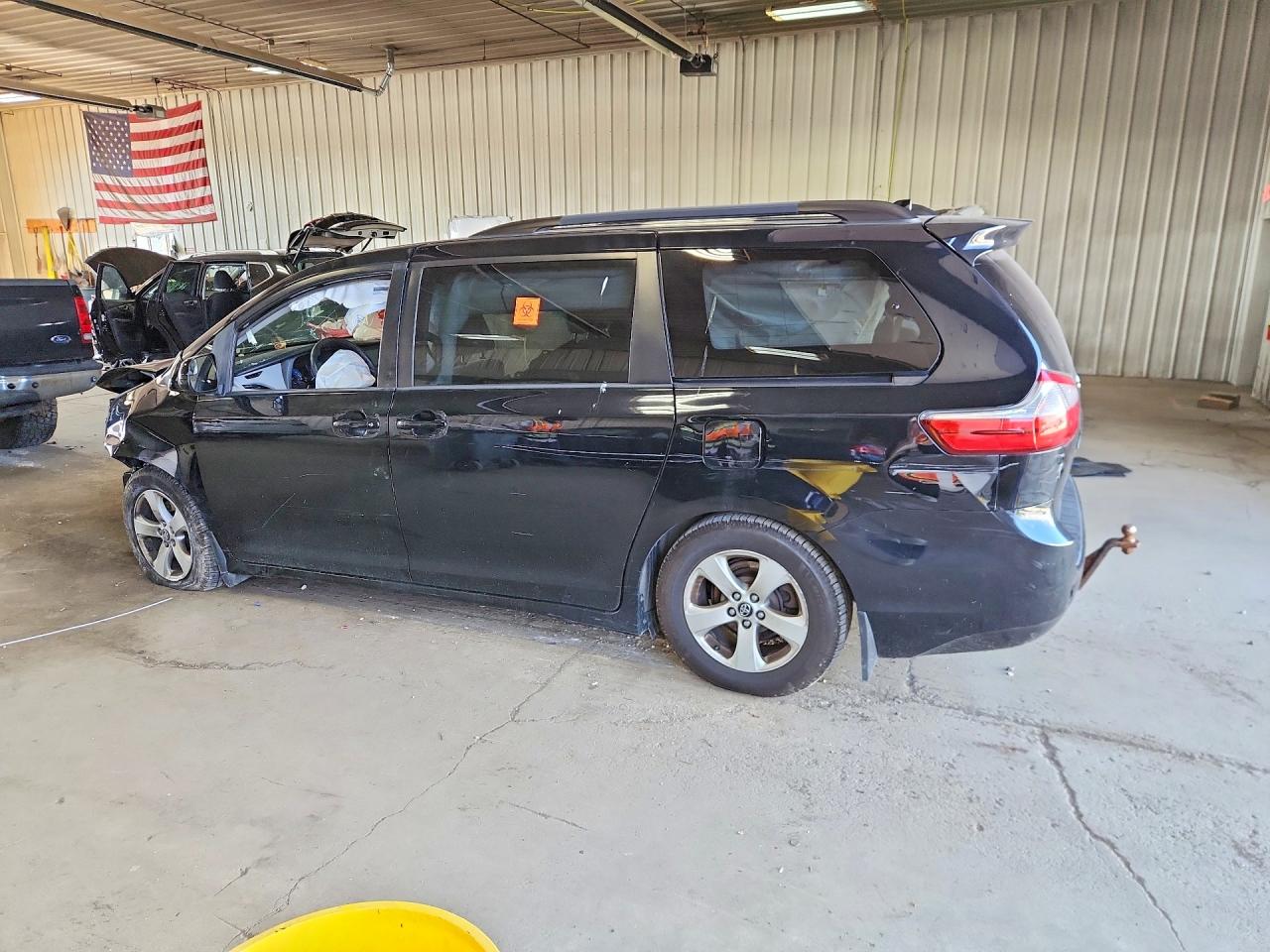 2018 TOYOTA SIENNA LE — снимка 2