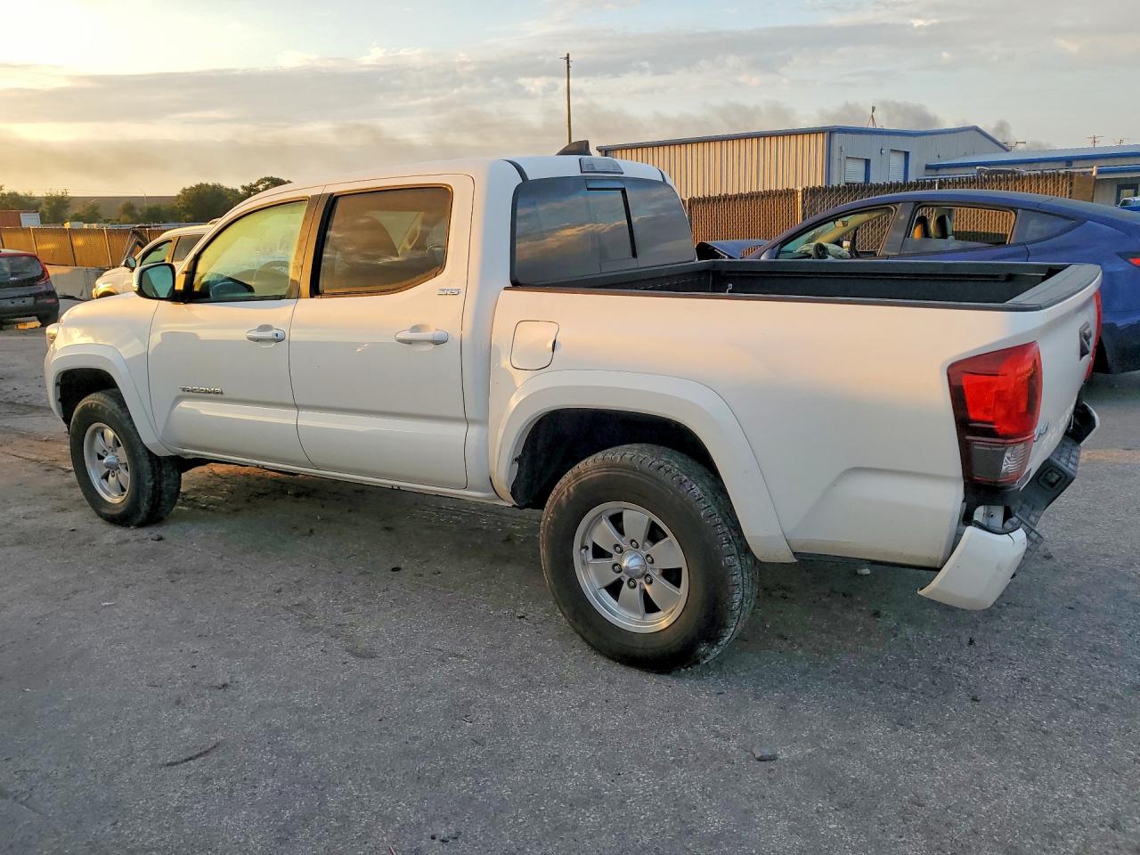 2023 TOYOTA TACOMA SR5 V6 — снимка 2