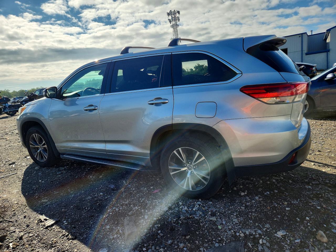 2018 TOYOTA HIGHLANDER LE — снимка 2