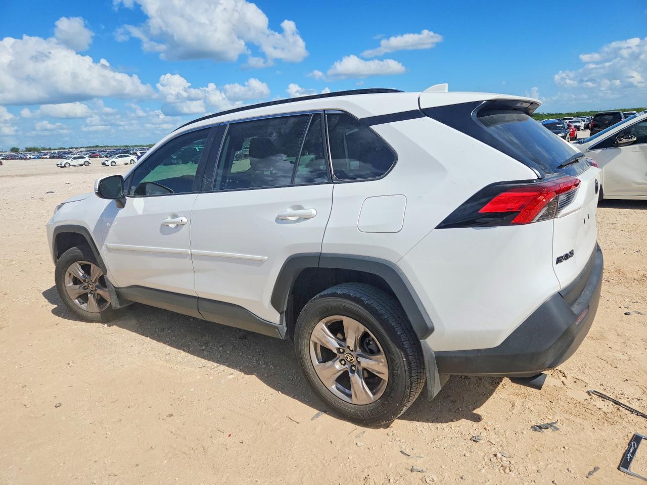 2024 TOYOTA RAV4 XLE — снимка 2