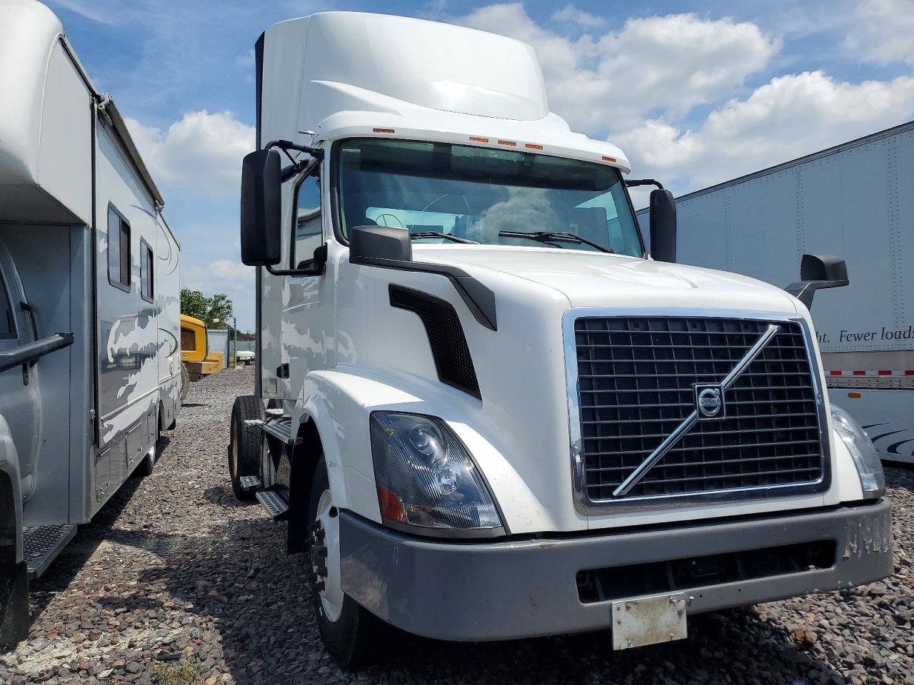 2017 VOLVO VNL