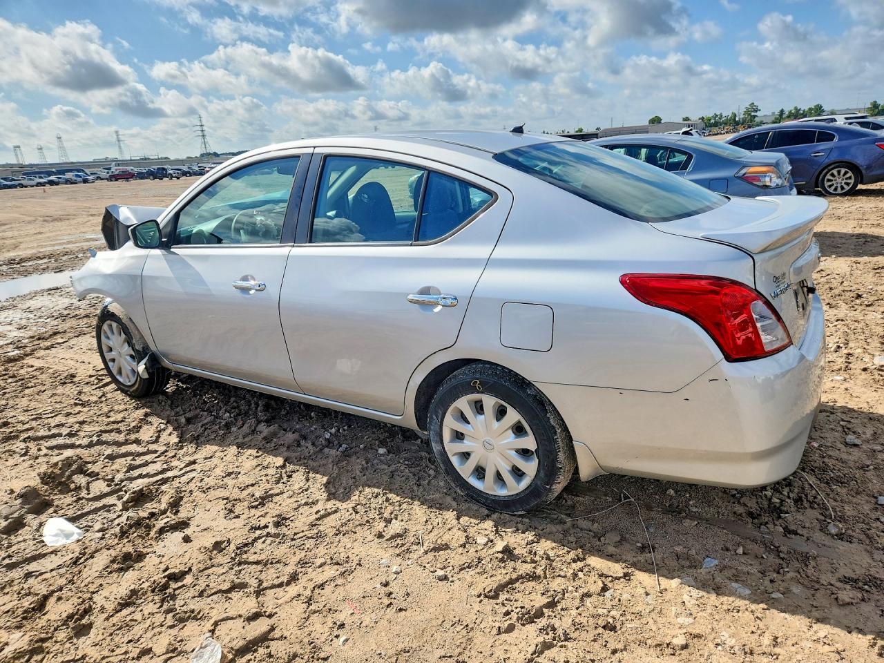 2015 NISSAN VERSA 1.6 SV — снимка 2