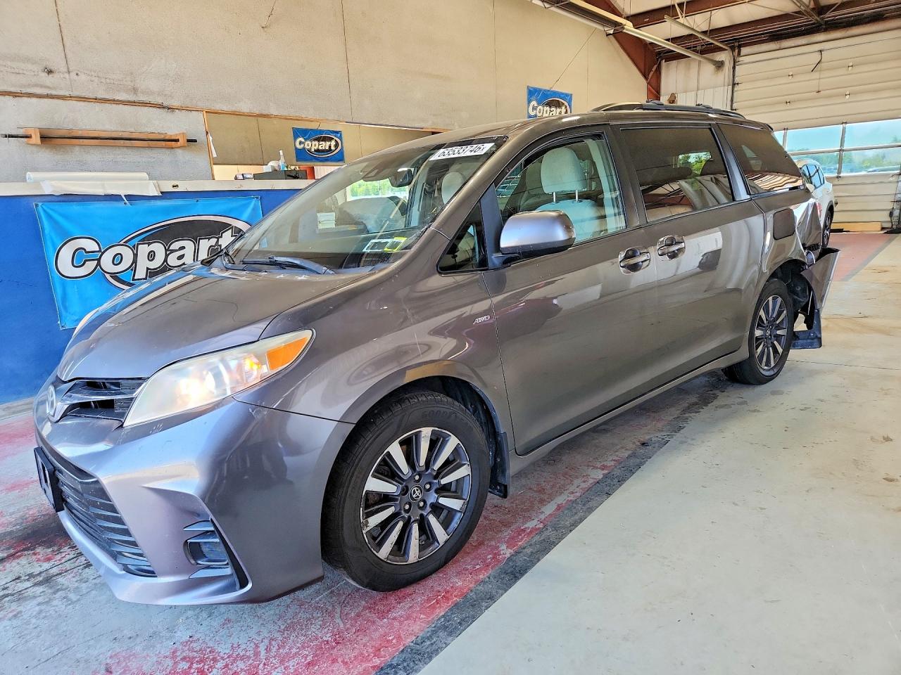2018 TOYOTA SIENNA LE