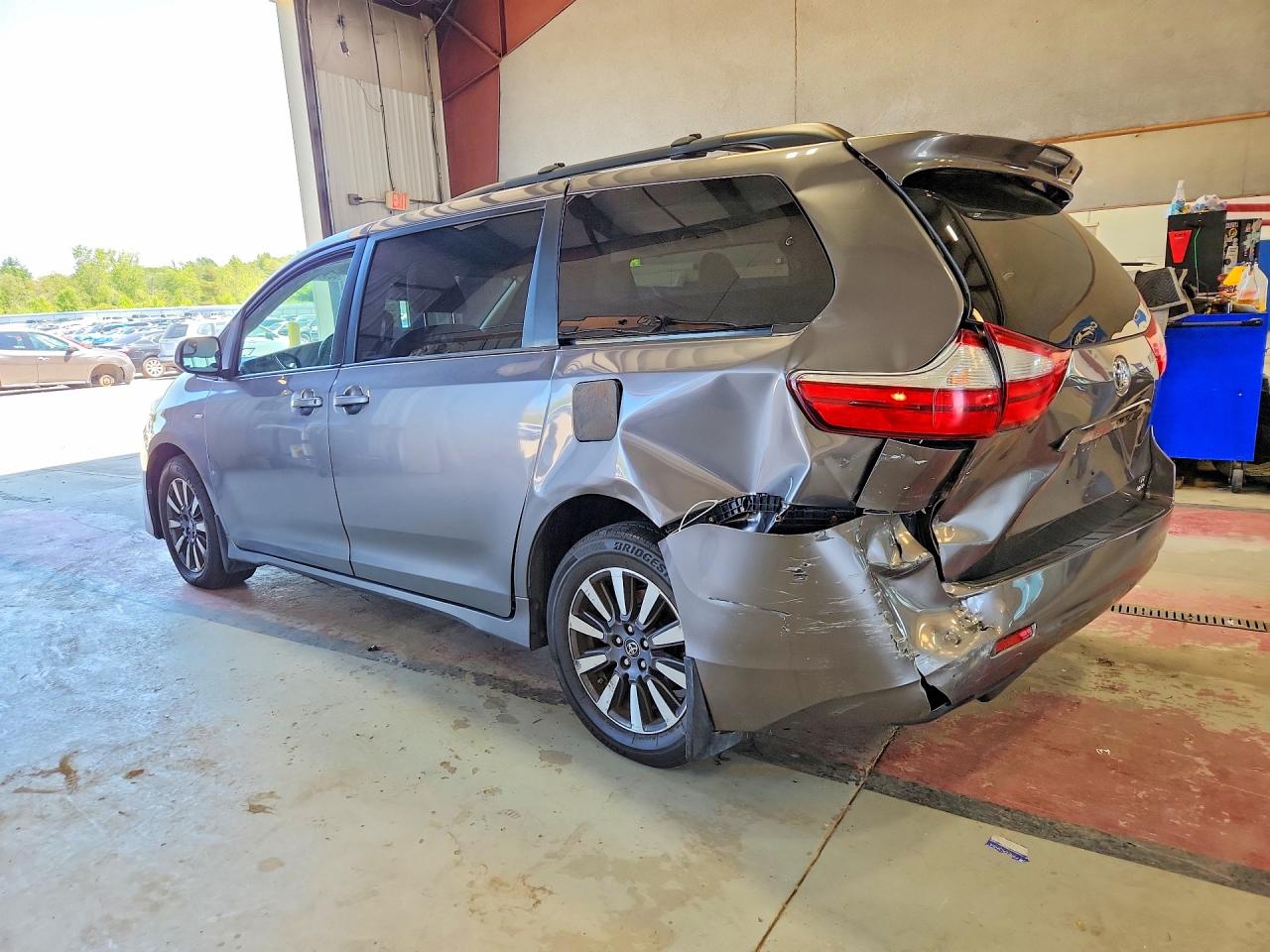 2018 TOYOTA SIENNA LE — снимка 2