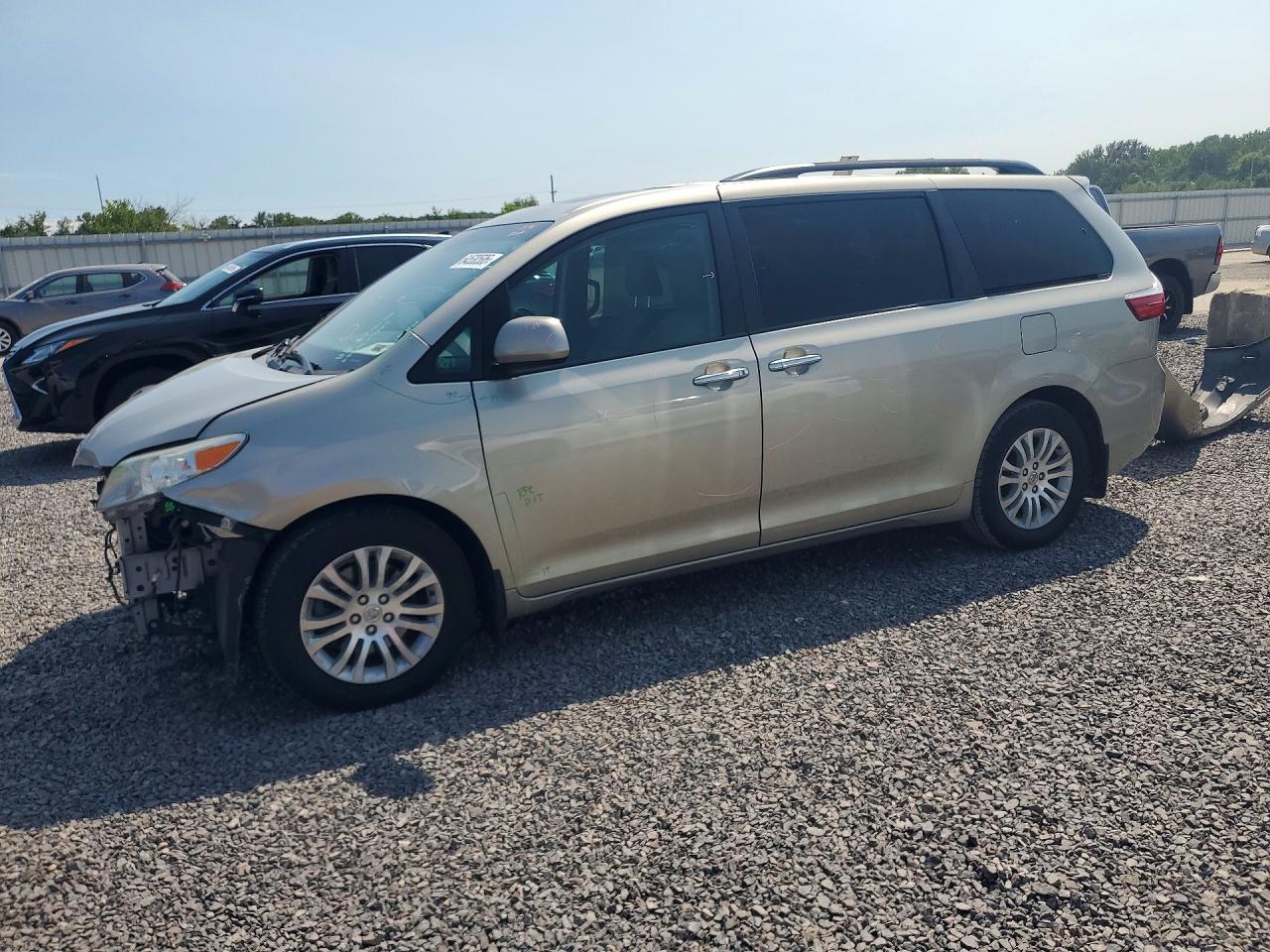 2017 TOYOTA SIENNA XLE PREMIUM 8-PASSENGER