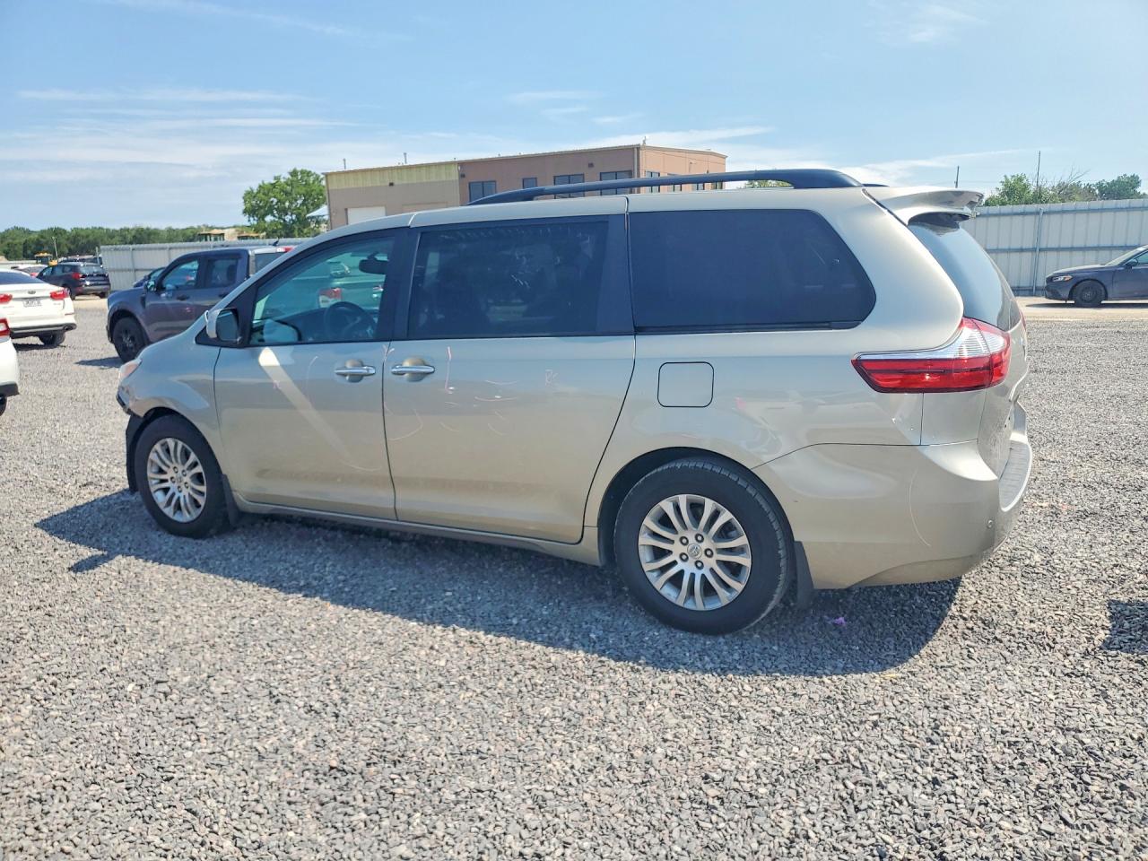 2017 TOYOTA SIENNA XLE PREMIUM 8-PASSENGER — снимка 2