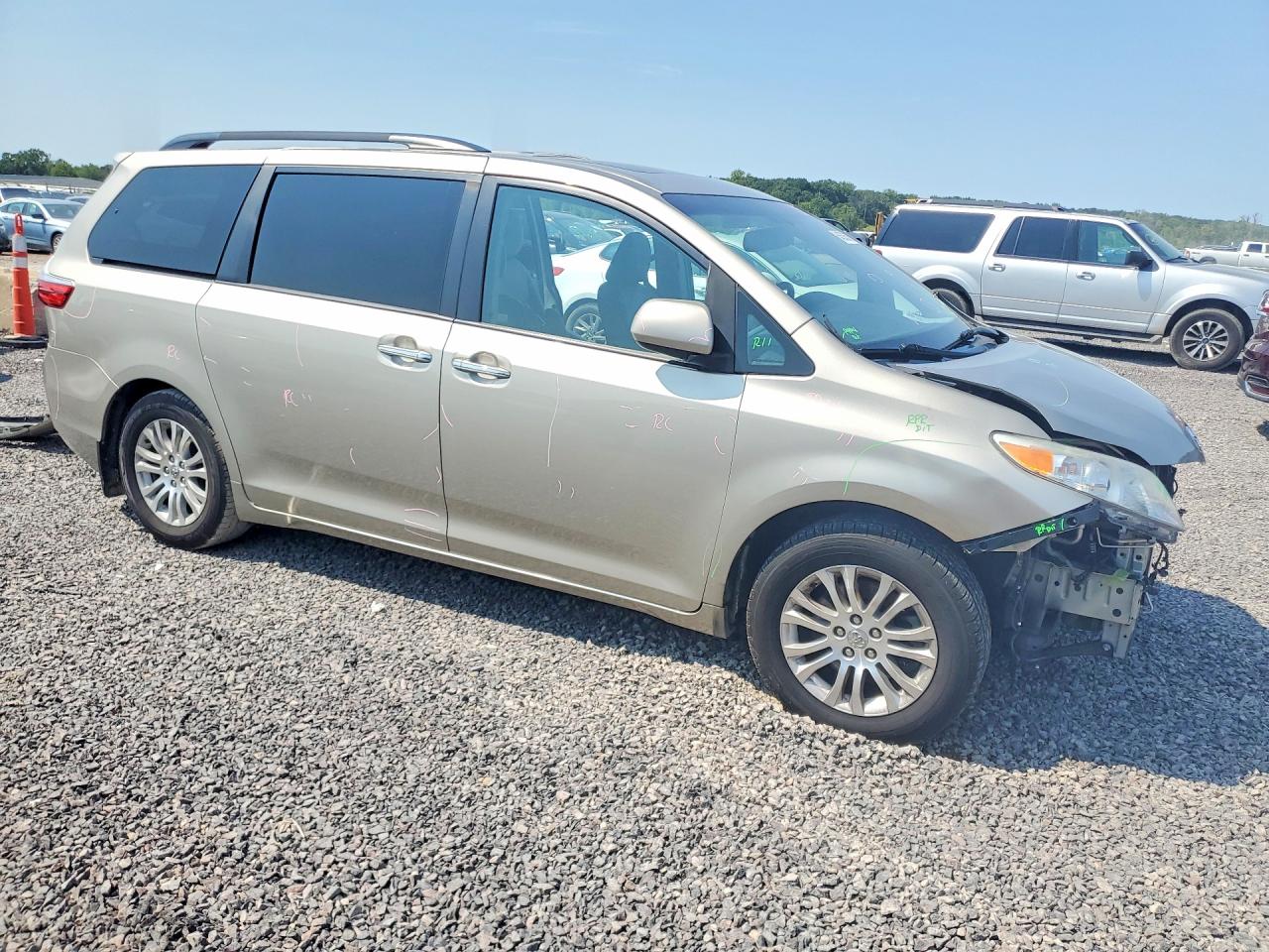 2017 TOYOTA SIENNA XLE PREMIUM 8-PASSENGER — снимка 4