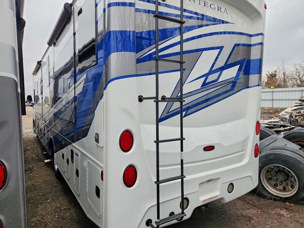 2024 FORD F53 — photo 3