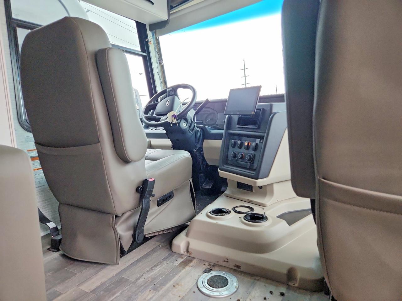 2024 FORD F53 — photo 5