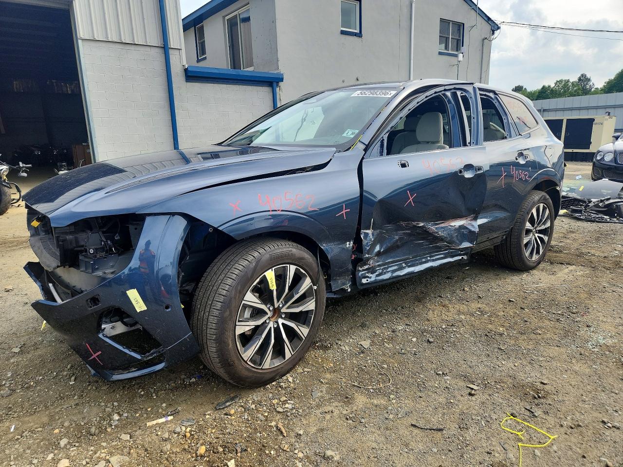 2025 VOLVO XC60 PLUS