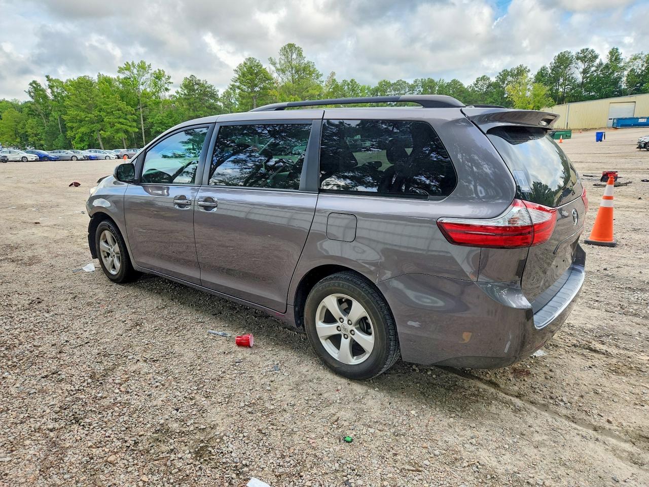 2017 TOYOTA SIENNA LE — снимка 2