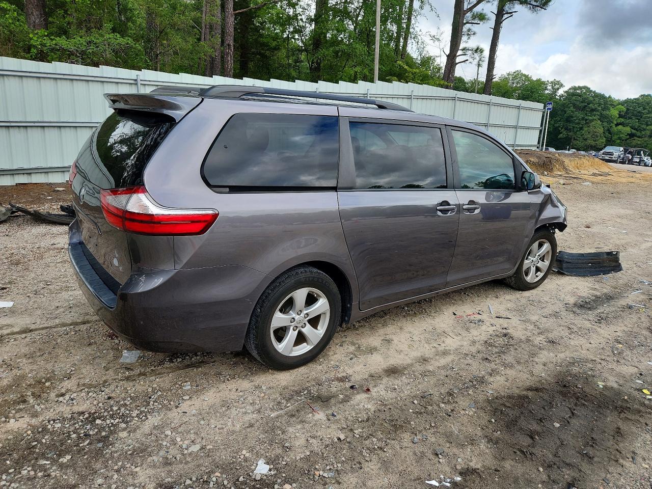2017 TOYOTA SIENNA LE — снимка 3