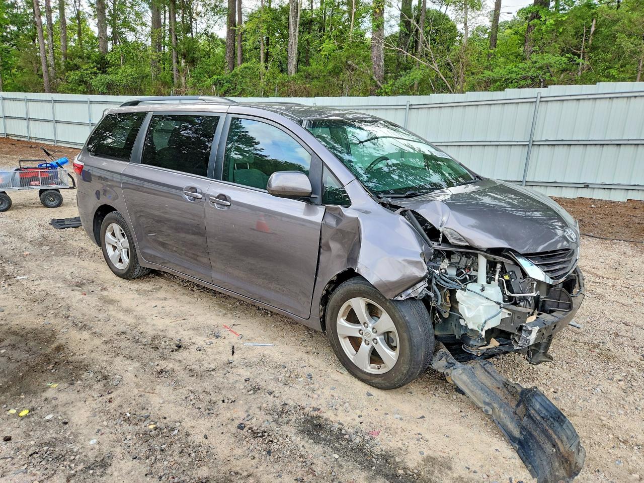 2017 TOYOTA SIENNA LE — снимка 4