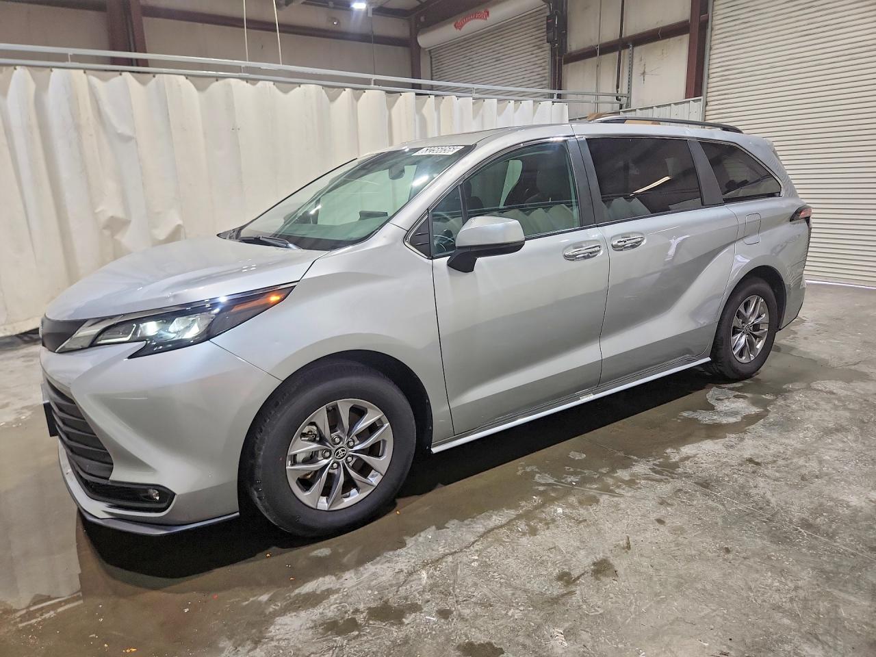 2025 TOYOTA SIENNA XLE 8-PASSENGER