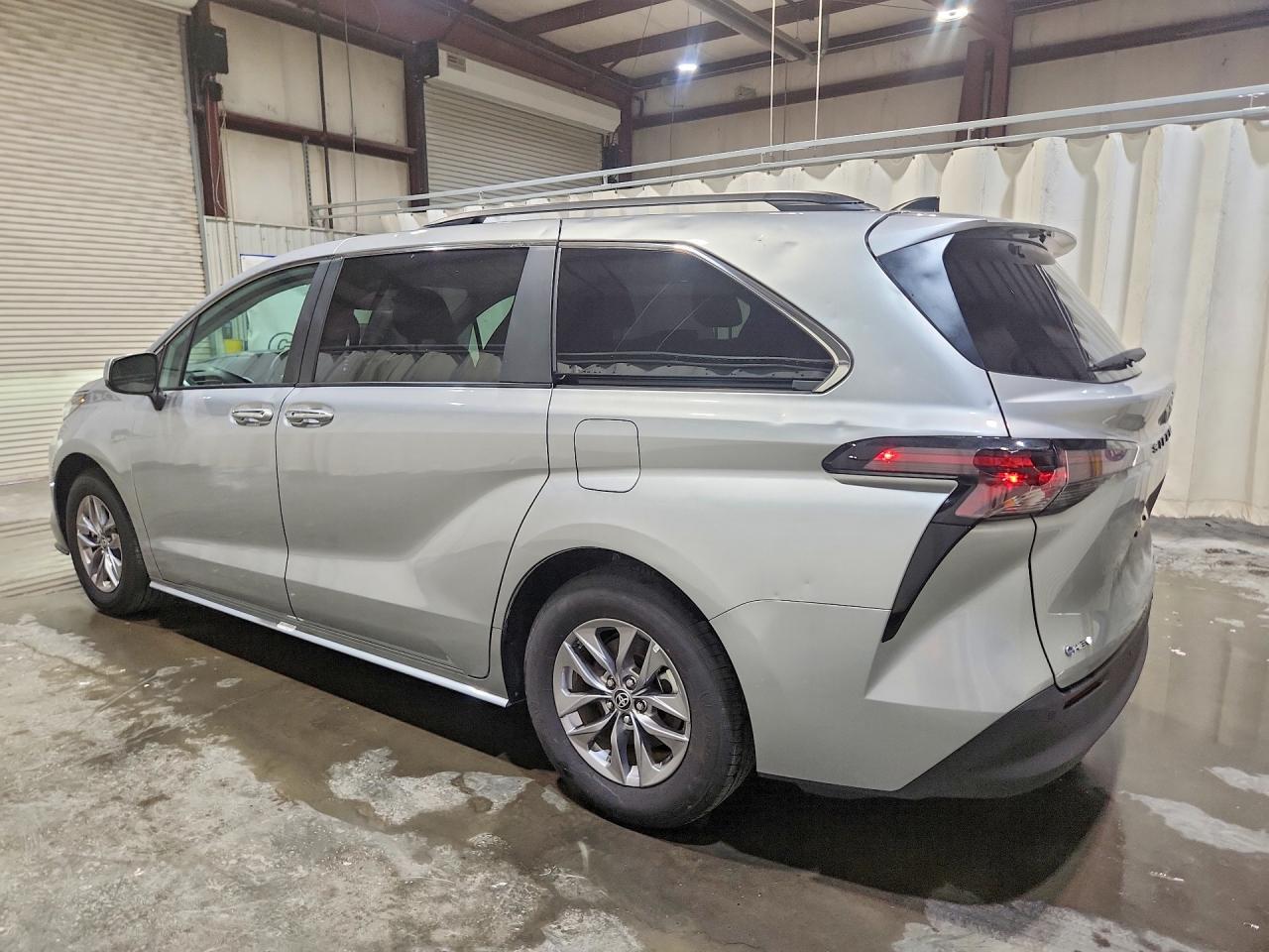2025 TOYOTA SIENNA XLE 8-PASSENGER — снимка 2