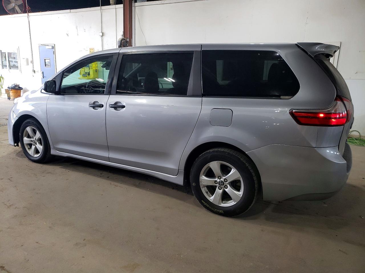2018 TOYOTA SIENNA L — снимка 2