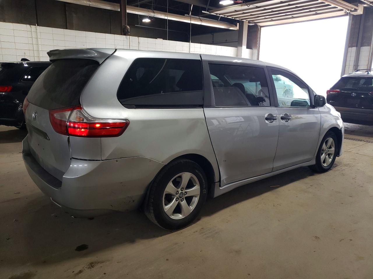 2018 TOYOTA SIENNA L — снимка 3