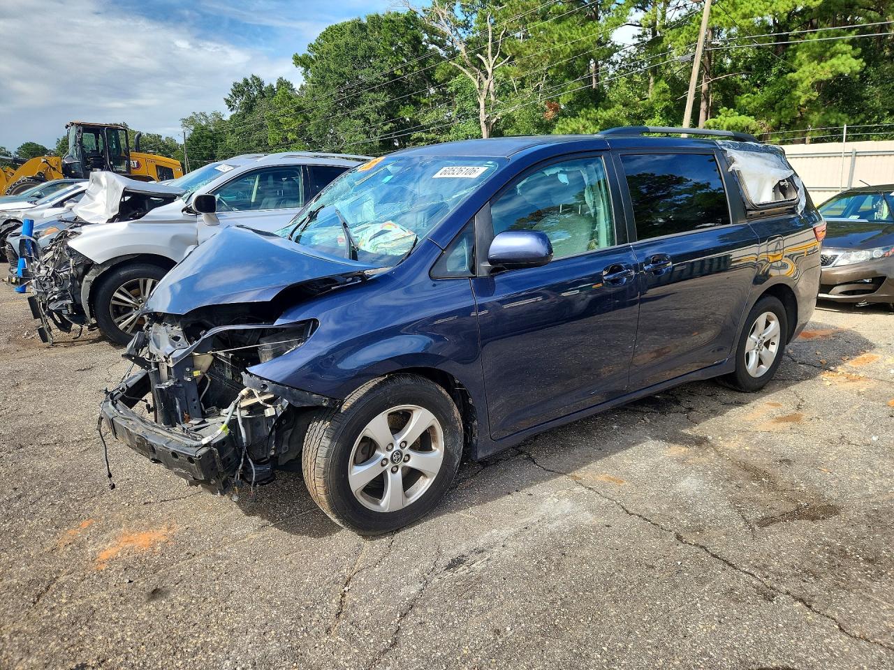 2018 TOYOTA SIENNA LE
