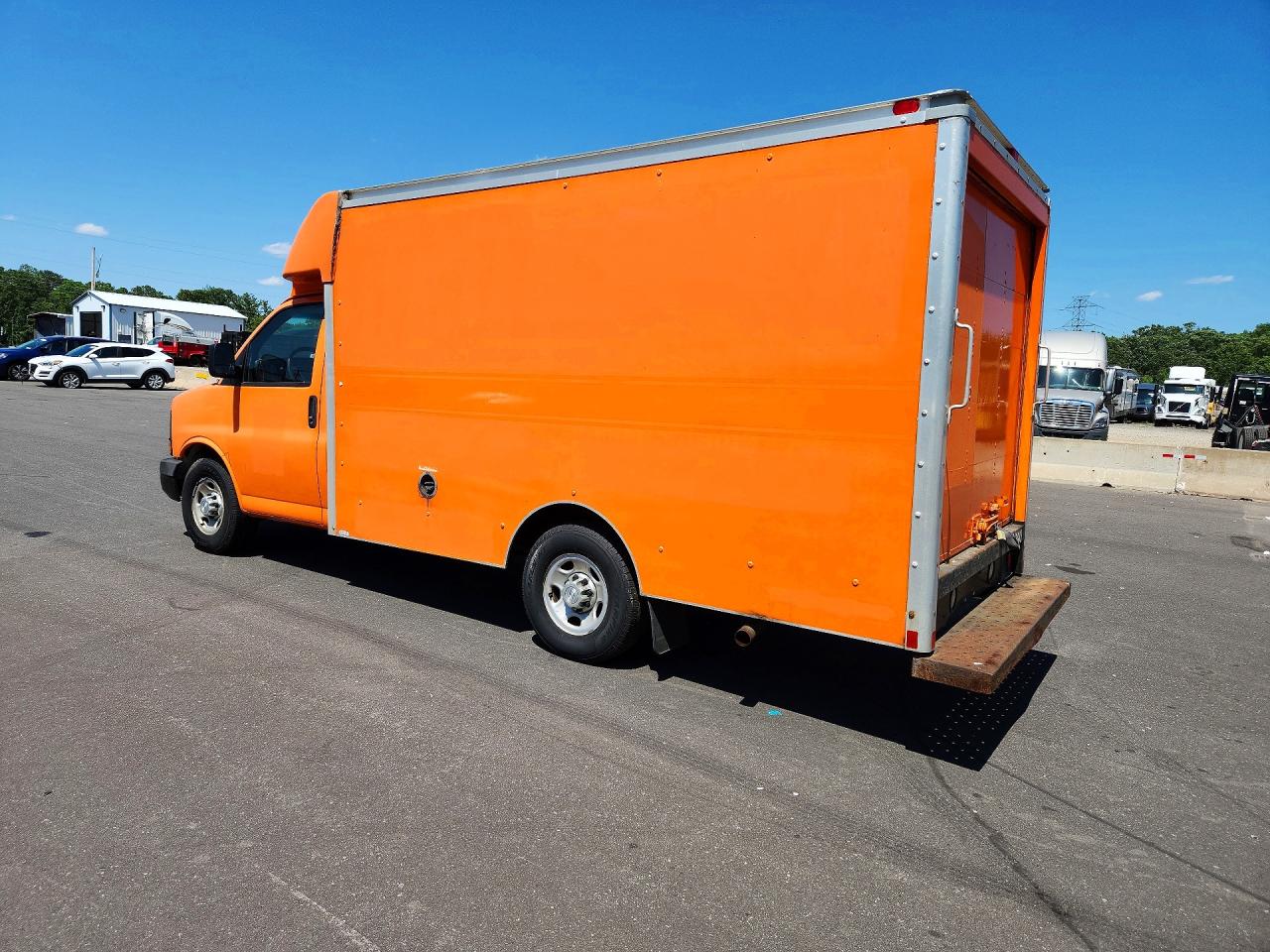 2015 CHEVROLET EXPRESS G3500 — снимка 2