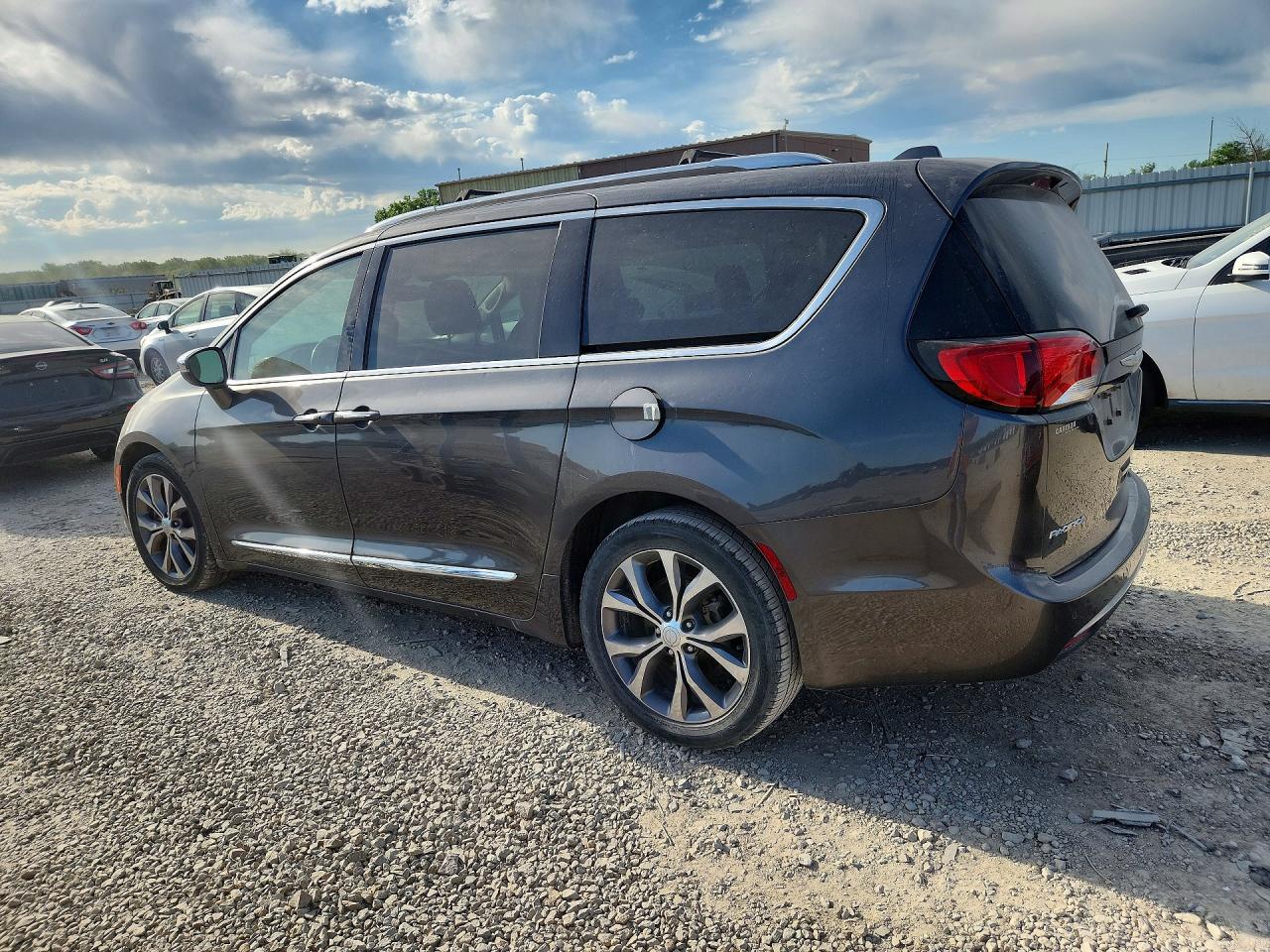 2017 CHRYSLER PACIFICA LIMITED — снимка 2