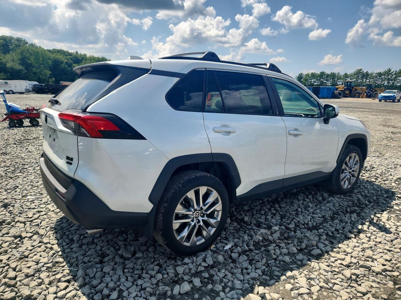 2023 TOYOTA RAV4 XLE PREMIUM — снимка 3