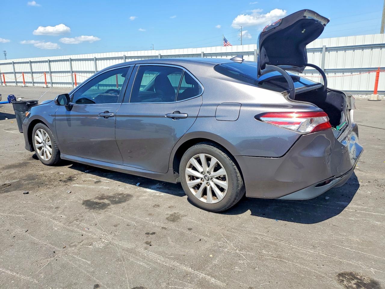 2019 TOYOTA CAMRY LE — снимка 2