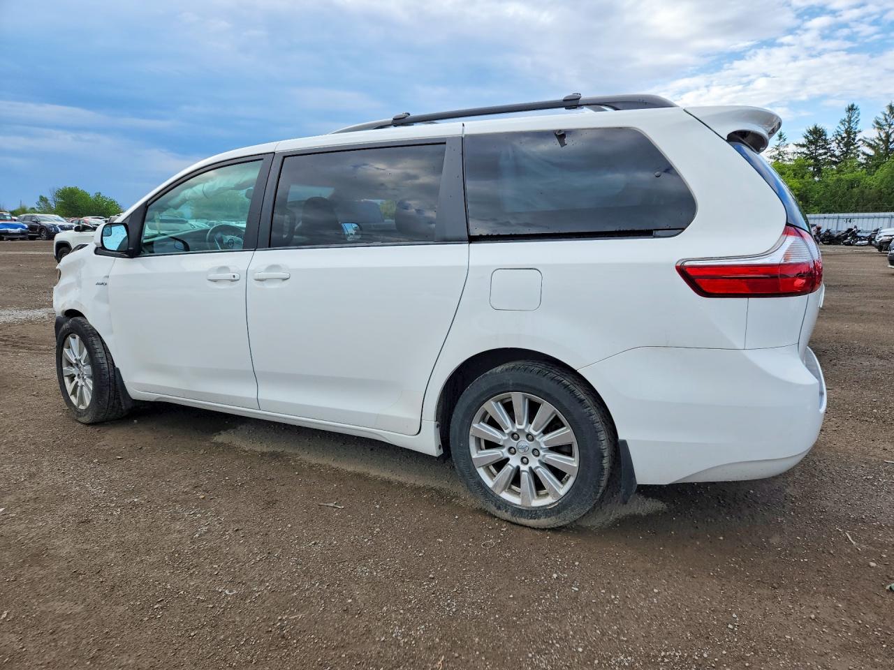 2017 TOYOTA SIENNA LE — снимка 2