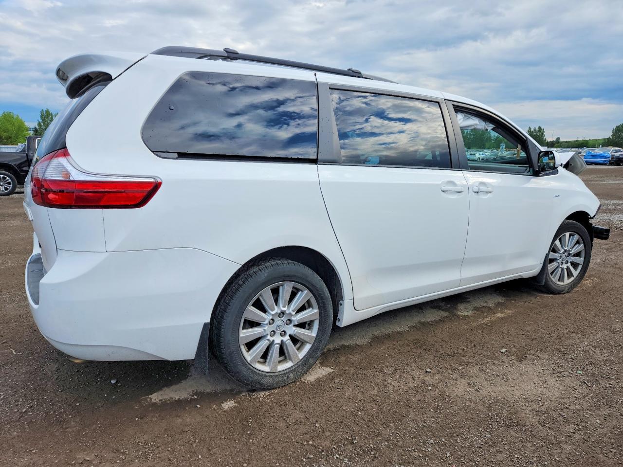 2017 TOYOTA SIENNA LE — снимка 3