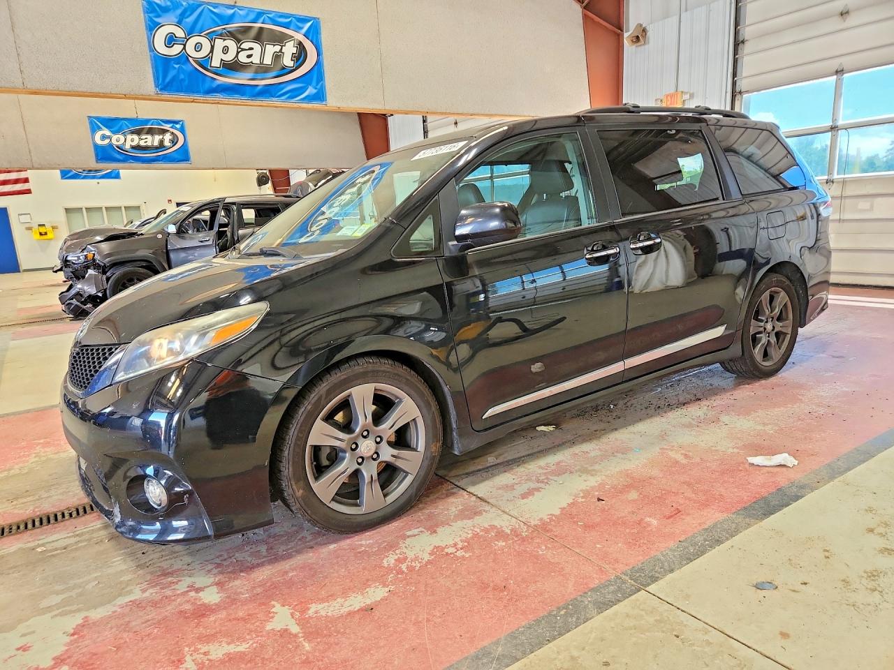 2017 TOYOTA SIENNA SE