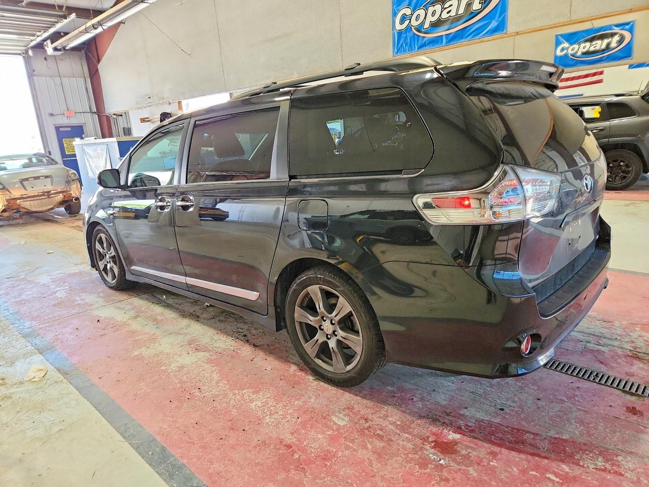 2017 TOYOTA SIENNA SE — снимка 2