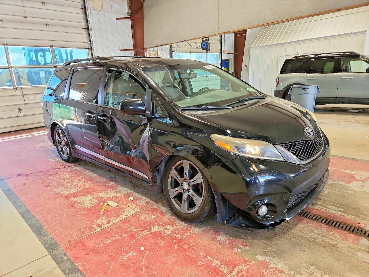 2017 TOYOTA SIENNA SE — снимка 4