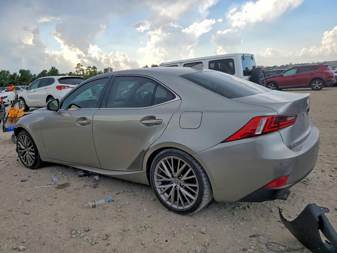 2016 LEXUS IS 200T — снимка 2