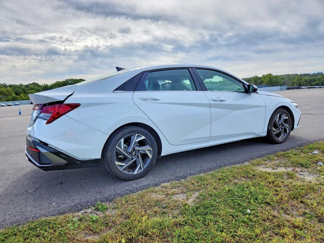 2025 HYUNDAI ELANTRA LIMITED — снимка 3