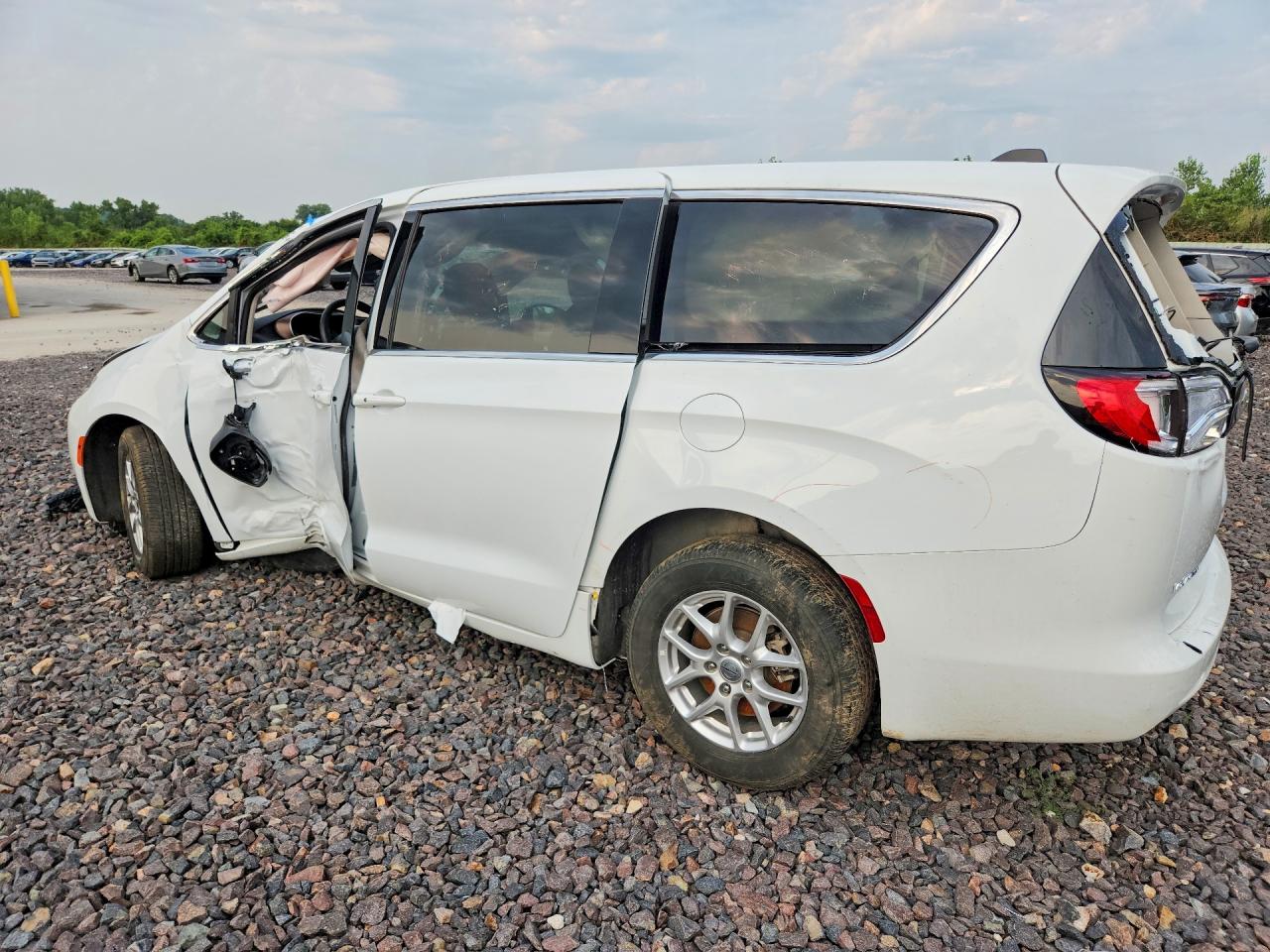 2024 CHRYSLER VOYAGER LX — снимка 2