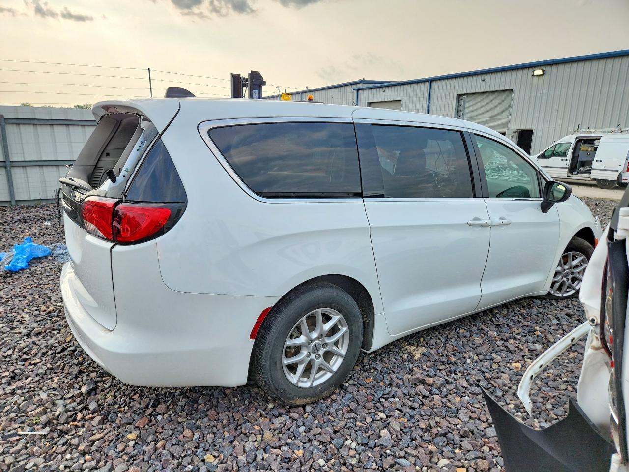 2024 CHRYSLER VOYAGER LX — снимка 3