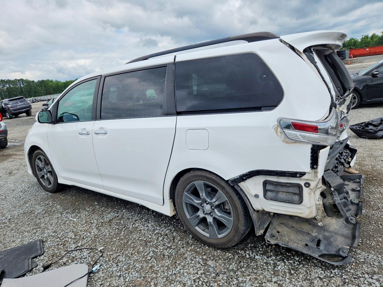 2017 TOYOTA SIENNA SE — снимка 2